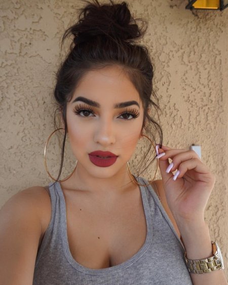 Накрашенная девушка