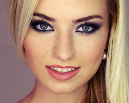 Макияж для блондинки с голубыми глазами