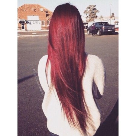 Девушка с красными волосами