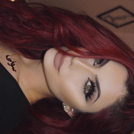 Скарлет Тейлор с красными волосами