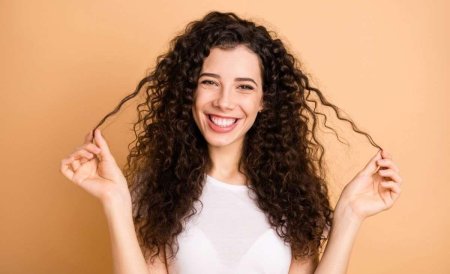 Волосы вьются