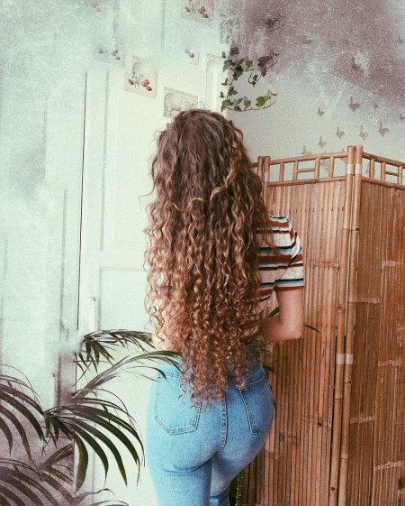 Кудрявая девушка