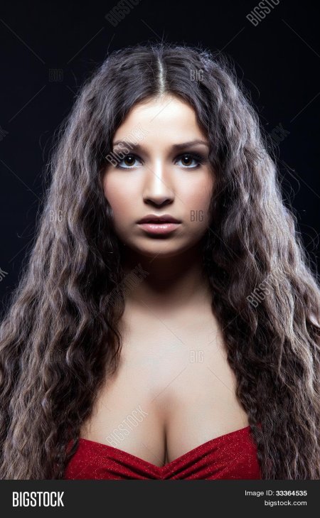 Красивая брюнетка