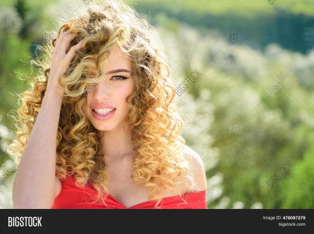 Кудрявая блондинка