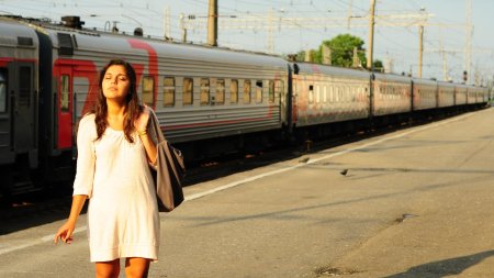 Девушка на ЖД вокзале