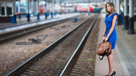 Девушка в платье на перроне