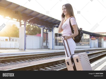 Девушка ждет поезд