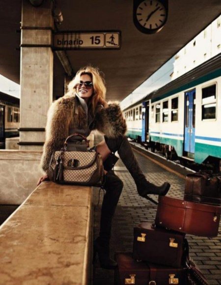 Девушка на вокзале с чемоданом