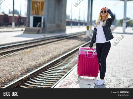 Фотосессия на вокзале с чемоданом