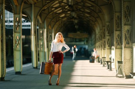 Фотосессия на вокзале с чемоданом