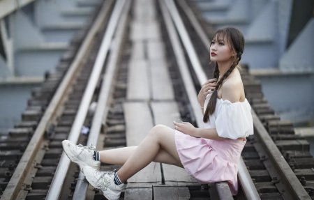 Красивые девушки на рельсах