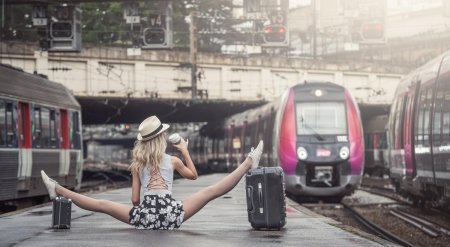 Девушка с чемоданом у поезда