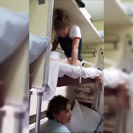 Девушка в вагоне поезда