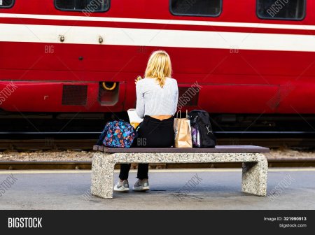 Девушка сидящая на платформе поезда