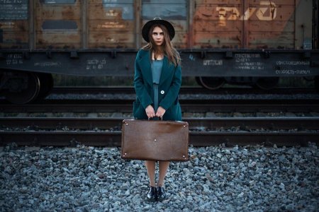 Девушка с чемоданом