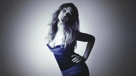 Красивые девушки на темном фоне