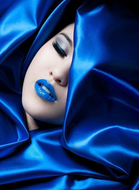 Девушка в синем