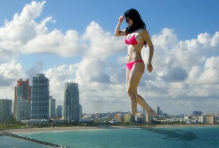 Гигантская девушка в купальнике