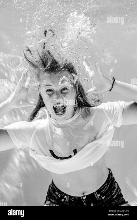 Девушка кричит под водой