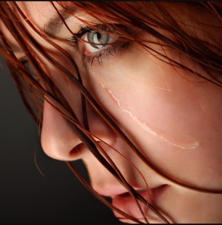 Плачущая девушка