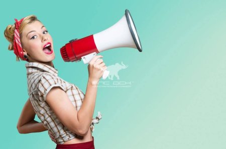 Девушка с рупором