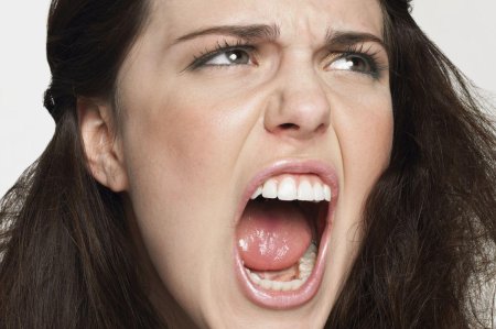 Женщина кричит