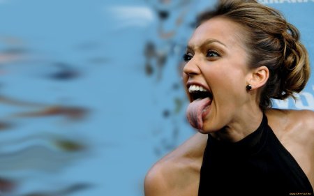 Джессика Альба показывает язык