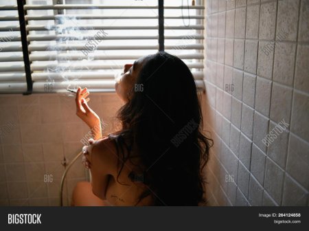 Фотосессия в ванной с сигаретой