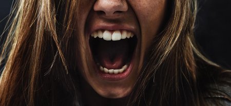 Девушка кричит