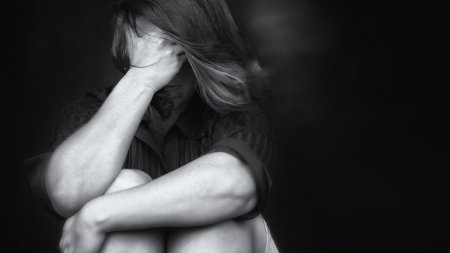 Лицо закрытое руками