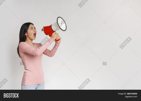 Женщина и громкоговоритель