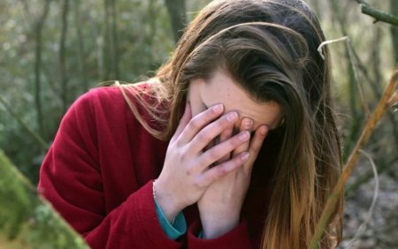 Девочка подросток плачет