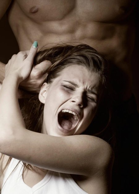 Девушка кричит