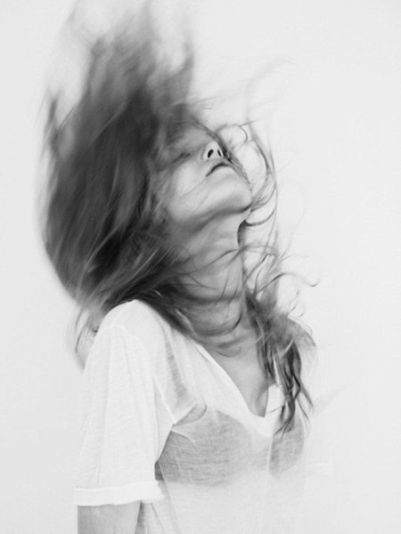 Девушка в истерике в профиль