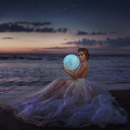 Девушка с луной в руках