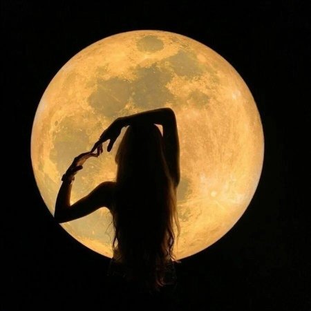 Девушка на фоне луны