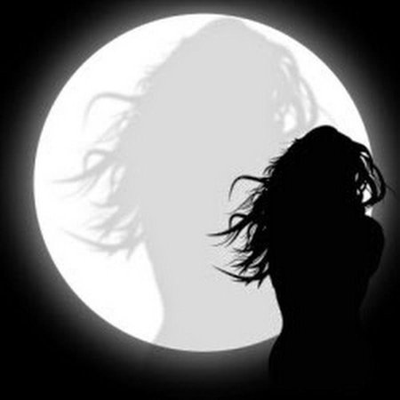 Силуэт на фоне Луны