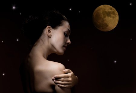 Девушка на фоне Луны