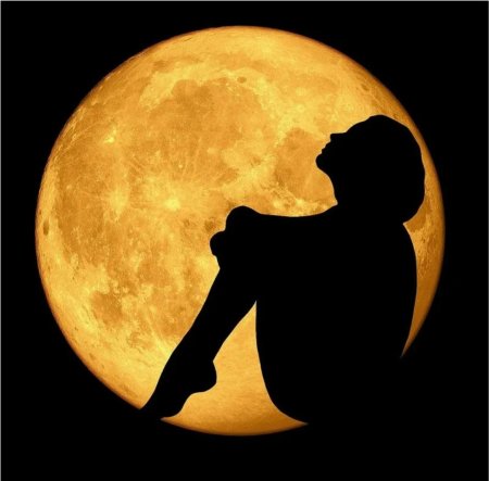 Девушка на фоне Луны