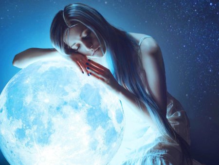 Луна лицо девушки