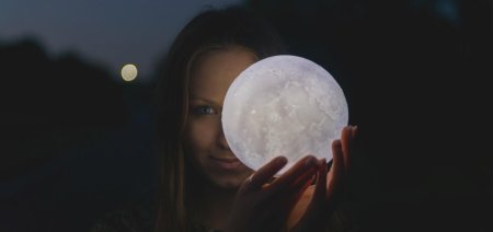 Девушка с луной в руках