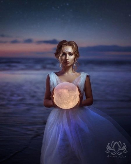 Девушка с шаром в руках