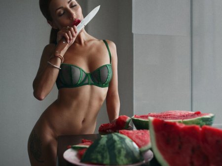 Девушка с арбузом