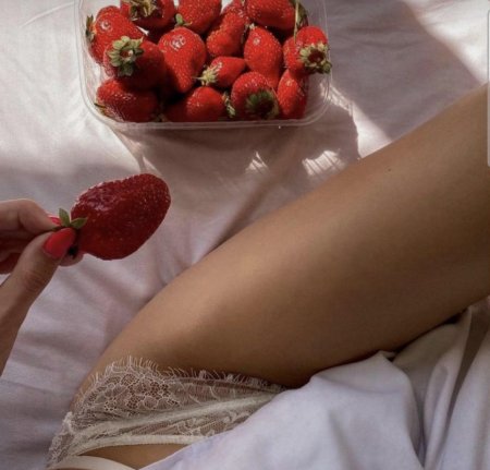 Сливки с клубникой на девушке