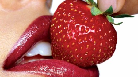 Девушка ест клубнику