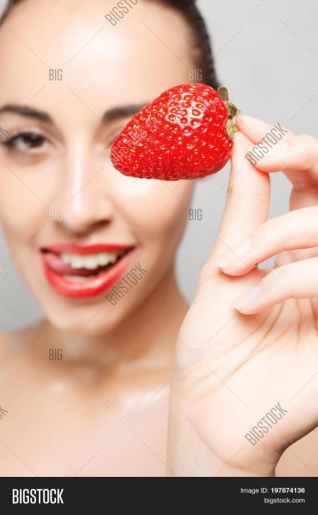 Красивые зубы клубника