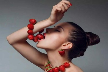 Девушка с фруктами