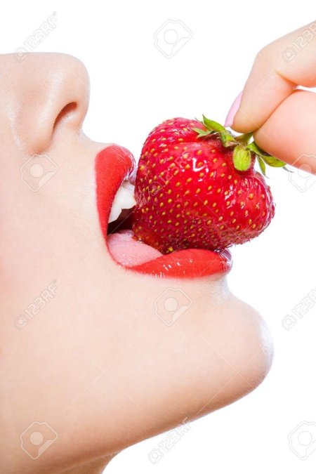 Девушка с клубникой во рту