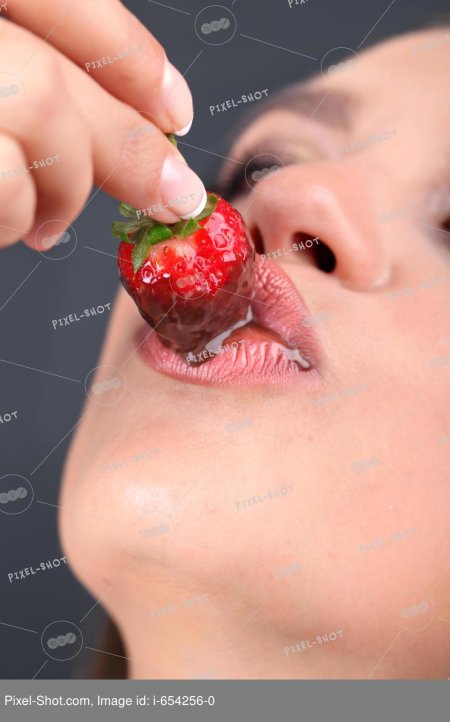 Девушка с клубникой в шоколаде