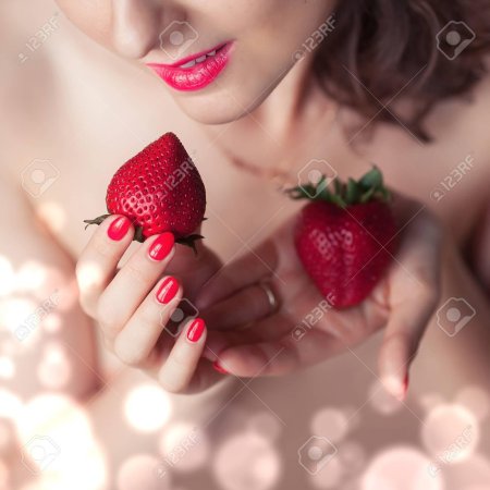 Женщина с клубникой